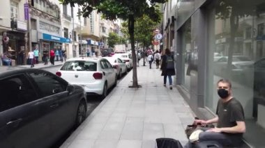 Nisantasi, İstanbul, Türkiye - Haziran 2021: Sisli Nisantasi ilçesinde Rumeli alışveriş caddesinde yürüyen insanlar. Nisantasi, İstanbul 'da popüler bir alışveriş merkezi..