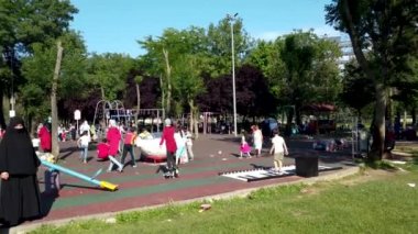 Kagithane, İstanbul, Türkiye - Haziran 2021: Sadabad parkındaki güneşli bir parkta açık havada oynayan çocuklar