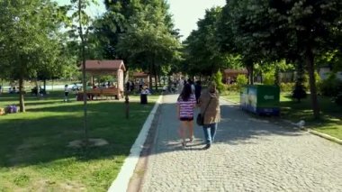 Kagithane, İstanbul, Türkiye - Haziran 2021: Türk halkı yaz günü Kagithane Sadabad Parkı 'nda dinleniyor ve piknik yapıyor, Türkiye