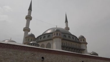 İstanbul, Türkiye - Haziran 2021: Taksim Meydanı 'na yakın tarihte inşa edilen Taksim Camisi