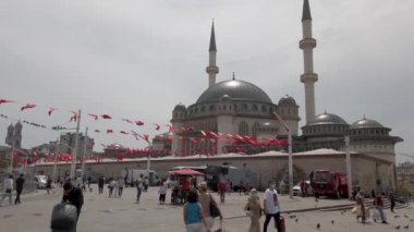 İstanbul, Türkiye - Haziran 2021: Yeni inşa edilen Taksim camii ile Taksim Meydanı 'nı ziyaret eden turistler