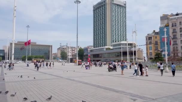 Κωνσταντινούπολη Τουρκία Ιούνιος 2021 Πλάνα Ανθρώπων Που Περπατούν Στην Πλατεία — Αρχείο Βίντεο