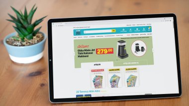 İstanbul, Türkiye - Temmuz 2021: Türk A101 pazar sitesinin illüstrasyon editörü. Tablet ekranda A101 pazar logosu görünür.