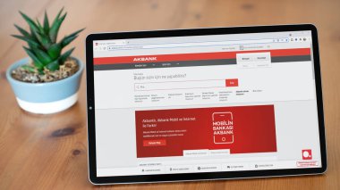 İstanbul, Türkiye - Temmuz 2021: Türk Akbank web sitesinin illüstrasyon editörü. Tablet ekranında Akbank logosu görünür.