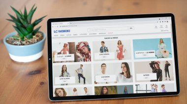 İstanbul, Türkiye - Temmuz 2021: Türk LC Waikiki web sitesinin resimli editör görüntüsü. LC Waikiki logosu tablet ekranda görünür.