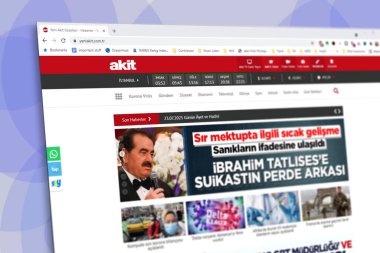 İstanbul, Türkiye - Temmuz 2021: Türk Akit gazetesinin web sitesinin resimli editör görüntüsü. Akit logosu bulanık odak içeriği bilerek yapılır
