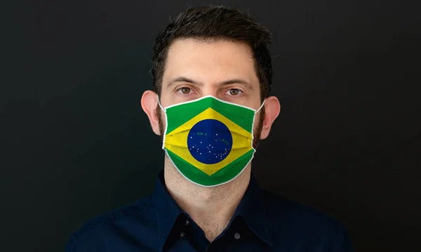 Homem Vestindo Bandeira Brasileira Máscara Protetora Médica Ele Parece Preocupado — Fotografia de Stock