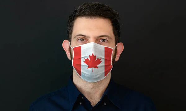 Facet Kanadyjskiej Masce Ochronnej Wygląda Zmartwionego Zaniepokojonego Koncepcja Koronawirusa Kanadzie — Zdjęcie stockowe