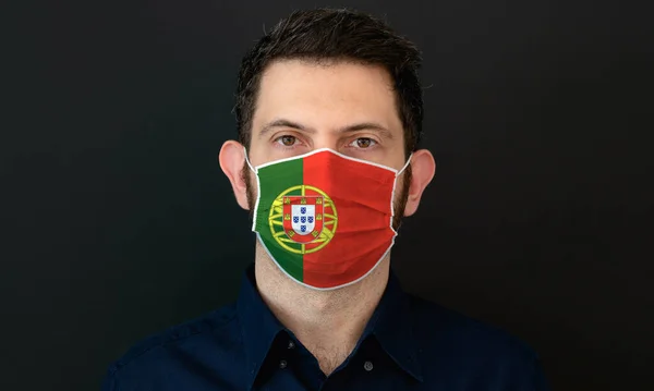 Чоловік Португальському Прапорі Захищає Медичну Маску Він Виглядає Стурбованим Стурбованим — стокове фото