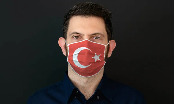 Man Bär Turkisk Flagga Skyddande Medicinsk Ansiktsmask Han Ser Orolig — Stockfoto