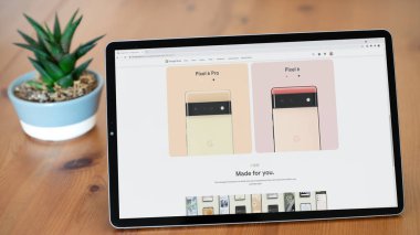 İstanbul, Türkiye - Ağustos 2021: Google Pixel 6 akıllı telefon web sitesinin resimli editör ekran görüntüsü. Google Pikseli dijital bir ekranda görünür.