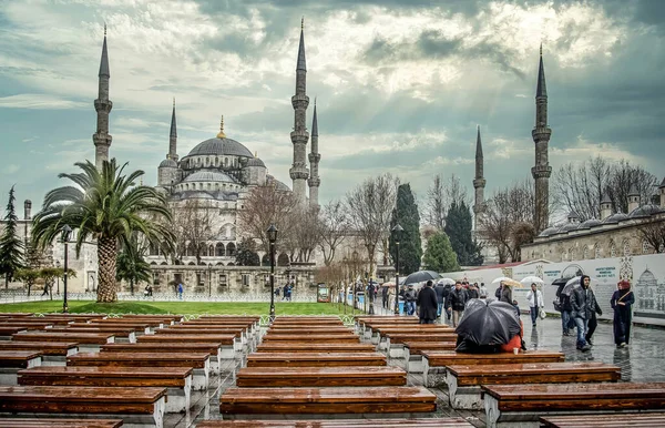 トルコのイスタンブール 2013年1月12日 スルタナヘト モスク スルタナヘト広場の青いモスクミナレットとしても知られる 劇的な雲の下にある — ストック写真