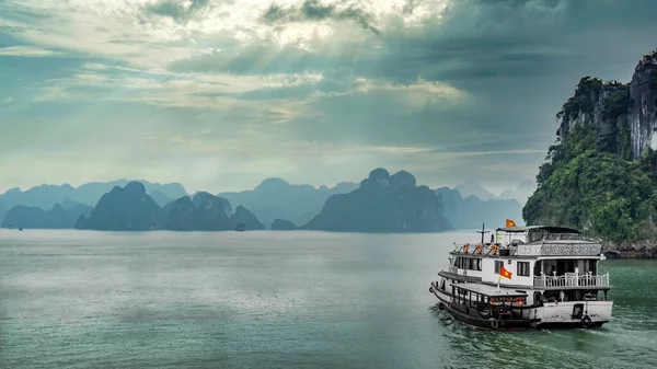 Halong Bay Vietnam December 2015 Cruise Boat Sailing Halong Bay — Stock Photo, Image