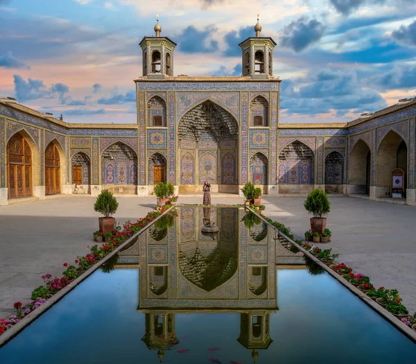 Shiraz Iran May 2019 Iranian Woman Standing Pool Nasir Mulk — Stock Photo, Image