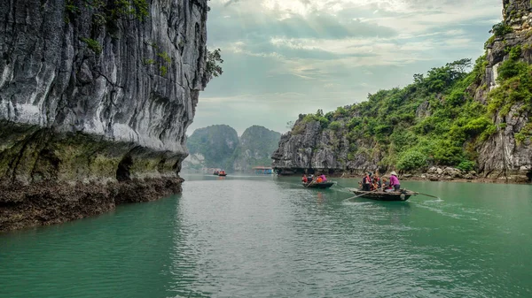 Halong Bay Vietnam December 2015 Tourists Sailing Small Boats Halong — Stock Photo, Image