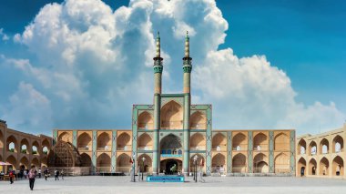 Yazd, İran - Mayıs 2019: Jameh Camii 'nin kapıları ve minareleri etrafında yerel halk ve turistler