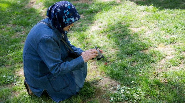 Mulher Muçulmana Sênior Com Uma Câmera Tirando Uma Foto Flor — Fotografia de Stock