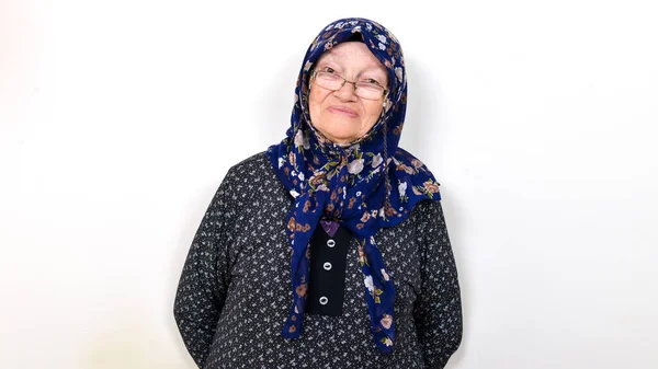 Mulher Muçulmana Sênior Olhando Para Câmera Sorrindo Sobre Fundo Branco — Fotografia de Stock