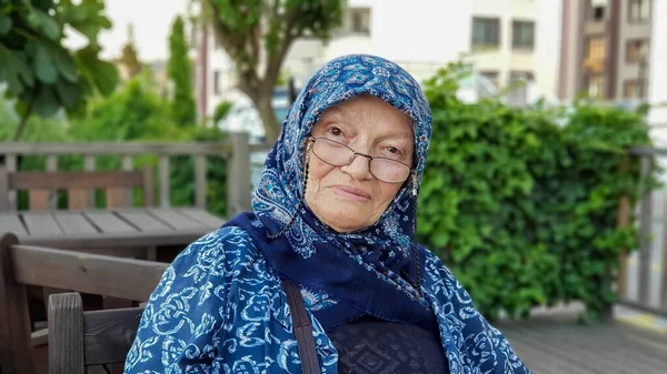 Mulher Muçulmana Sênior Olhando Para Câmera Sorrindo Ela Está Feliz — Fotografia de Stock