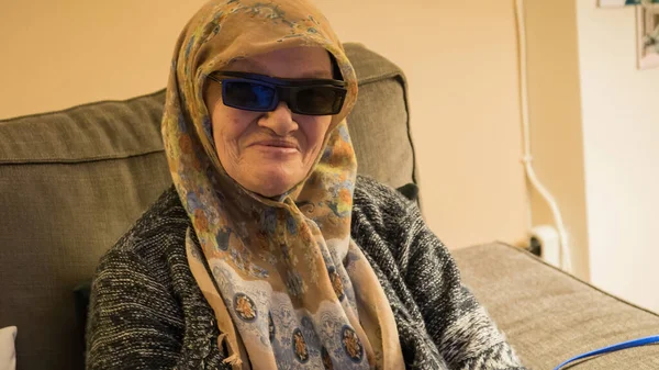 Mulher Muçulmana Sênior Com Óculos Assistindo Ela Está Feliz Desfrutando — Fotografia de Stock