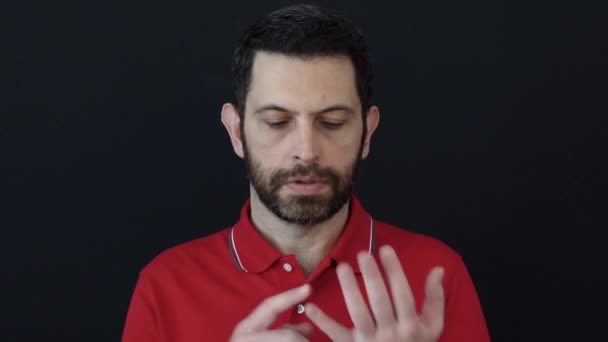 Hand Och Finger Räkna Man Åringen Bär Röd Shirt Isolerad — Stockvideo