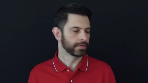 Hombre Decepcionado Disgustado Años Con Una Camiseta Roja Posando Aislado — Vídeo de stock