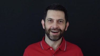 Mutlu haberler almayı düşünen ama sonradan hayal kırıklığına uğrayan bir adam. Stüdyoda siyah arka planda kırmızı bir tişört giyiyor. Yanlış anlama ve iletişim hatası kavramı.