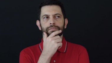 Kırmızı tişört giyip, bir sorunu ele alalım. Siyah arka planda izole edilmiş. Stüdyo çekimi. Beyin fırtınası ve iletişim konsepti.