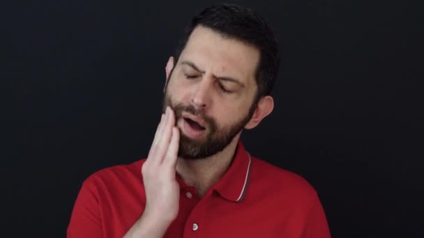 Mann Der Unter Schmerzhaften Zahnschmerzen Leidet Und Ein Rotes Shirt — Stockvideo