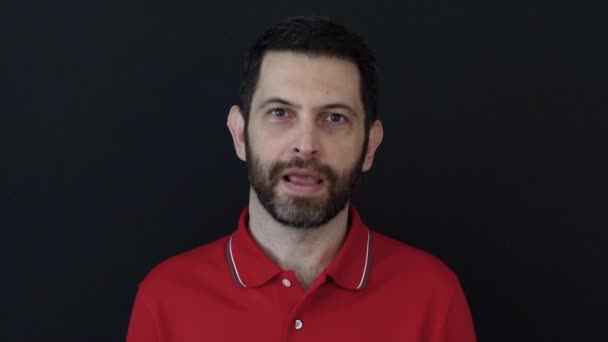 Hombre Feliz Motivador Con Una Camiseta Roja Aislada Sobre Fondo — Vídeo de stock