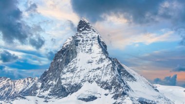 Karlı Matterhorn 'un dramatik bulutlu ikonik manzarası, İsviçre Alpleri, Valais, İsviçre.