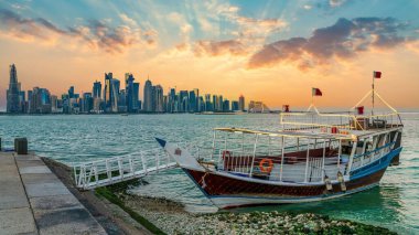 Doha, Katar - Şubat 2019: Limandaki geleneksel Katar Dhow teknesiyle Doha Katar silueti