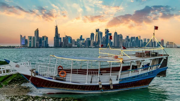 Doha Qatar Febrero 2019 Doha Qatar Skyline Con Barco Tradicional — Foto de Stock