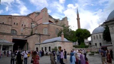 İstanbul, Türkiye - Temmuz 2021: Ayasofya Camii 'ni ziyaret eden turistler. Ayasofya Kebir Cami (Türkçe: Ayasofya Kebir Cami) olarak değiştirildi