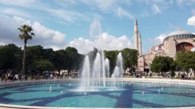 İstanbul, Türkiye - Temmuz 2021: Sultanahmet Meydanı civarındaki turistler ve Ayasofya Camii. Ayasofya Kebir Cami (Türkçe: Ayasofya Kebir Cami) olarak değiştirildi