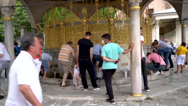 Istanbul Turkije Juli 2021 Moslimmannen Treden Fontein Hagia Sophia Moskee — Stockvideo