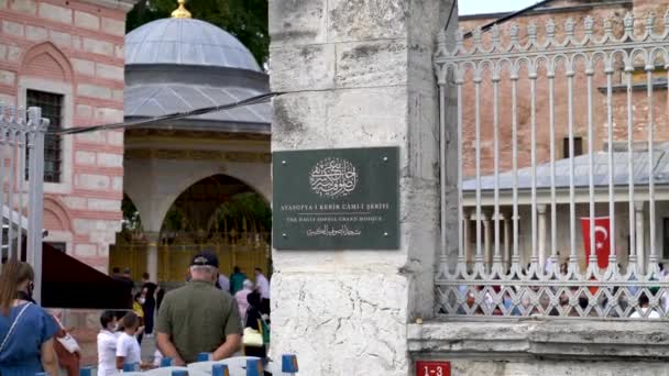Stambuł Turcja Lipiec 2021 Oznakowanie Meczetu Hagia Sophia Ludzie Odwiedzający — Wideo stockowe