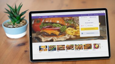 İstanbul, Türkiye - Ağustos 2021: Türk Getir web sitesinin illüstrasyon editörü. Getir logosu tablet ekranda görünüyor. Getir market ürünleri için talep üzerine bir ultra hızlı teslimat servisidir..