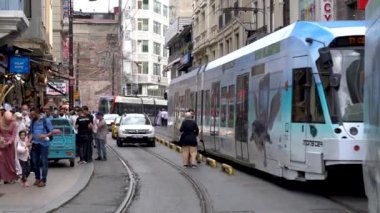 İstanbul, Türkiye - Ağustos 2021: Eminonu 'nun tramvaylar, arabalar ve yayalar ile yoğun trafiği. Eminonu, İstanbul 'un kalabalık turistik şehridir.