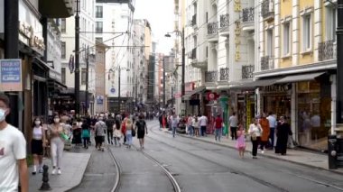 İstanbul, Türkiye - Ağustos 2021: Eminonu yaya trafiği yoğun. Eminonu, İstanbul 'un kalabalık turistik şehridir.
