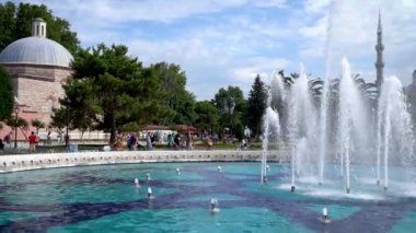 İstanbul, Türkiye - Temmuz 2021: Sultanahmet Meydanı 'nda Mavi camili ve çeşmeli turistler