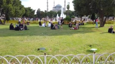 İstanbul, Türkiye - Temmuz 2021: Sultanahmet Meydanı etrafında dinlenen turistler