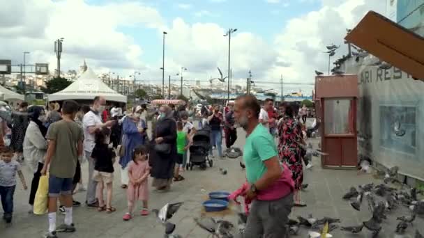 Istanbul Turecko Srpen 2021 Turečtí Lidé Krmí Holuby Náměstí Nové — Stock video