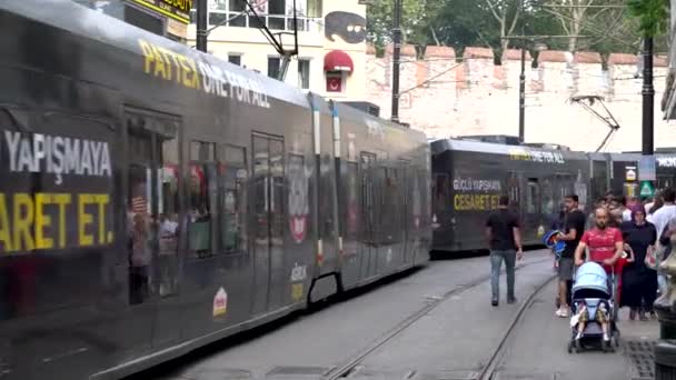 Istanbul Turkije Augustus 2021 Trambaan Die Door Het District Eminonu — Stockvideo