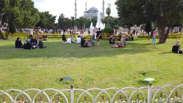 Κωνσταντινούπολη Τουρκία Ιούλιος 2021 Τουρίστες Ξεκουράζονται Γύρω Από Την Πλατεία — Αρχείο Βίντεο