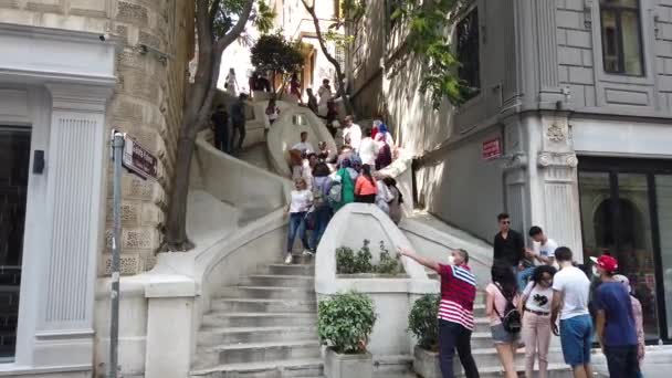 이스탄불 2021 사람들 계단을 오르고 내려온다 계단은 도시의 갈라타 지역에 — 비디오