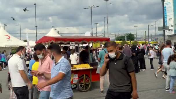 土耳其伊斯坦布尔 2021年8月 Eminonu区的街头食品摊向游客和步行人员出售玉米和栗子 — 图库视频影像