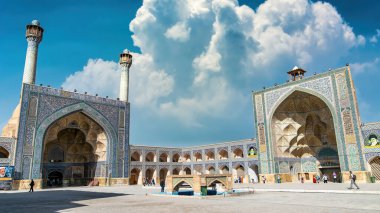 İsfahan, İran - Mayıs 2019: İsfahan 'daki Jameh Camii avlusu. Burası popüler bir turizm beldesi ve İran halkının namaz kılması için büyük bir cami.