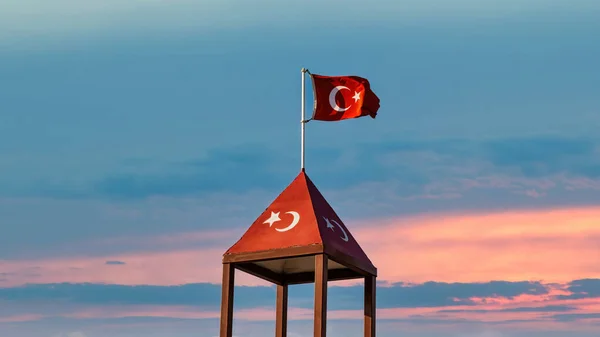 Türk Bayrağının Tepesindeki Türk Bayrağı Günbatımında Gökyüzüne Sallıyor — Stok fotoğraf
