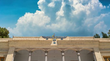 Yazd, İran - Mayıs 2019: Yazd 'daki Ateshkadeh Zoroastrian ateş tapınağı. Binlerce yıldır yanan Zoroastrian 'ların sonsuz ateşi bu şablondadır.